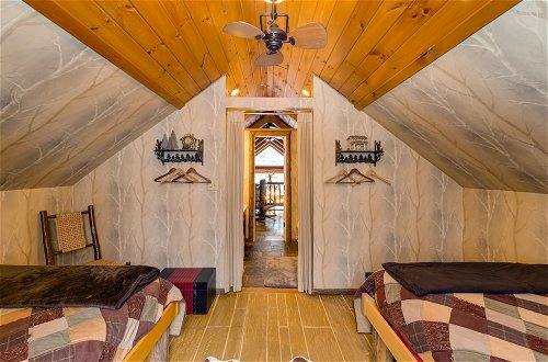 Foto 9 - Idyllic Cabin Getaway w/ Hot Tub By Titus Mountain