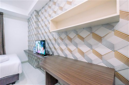 Foto 14 - Good Deal And Homey Studio Azalea Suites Apartment Cikarang