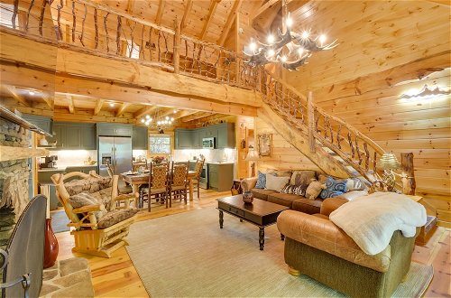 Foto 3 - Luxurious Mountain Cabin w/ Chestatee River Access