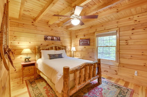 Foto 42 - Luxurious Mountain Cabin w/ Chestatee River Access