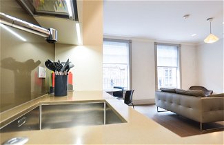 Photo 3 - Soho Deluxe 1 Bedroom Apartment by Concept Apartments