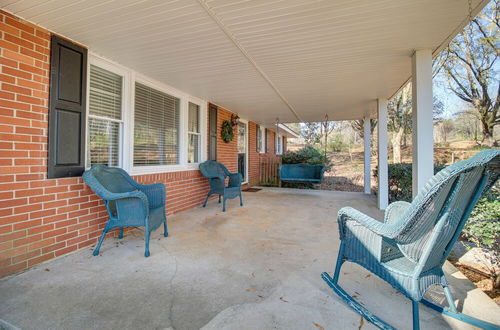 Foto 11 - Bright Cartersville Home w/ Fire Pit & Sunroom