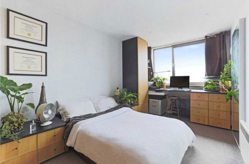 Photo 1 - Sleek 2BD Flat W/views of The Shard - Shadwell