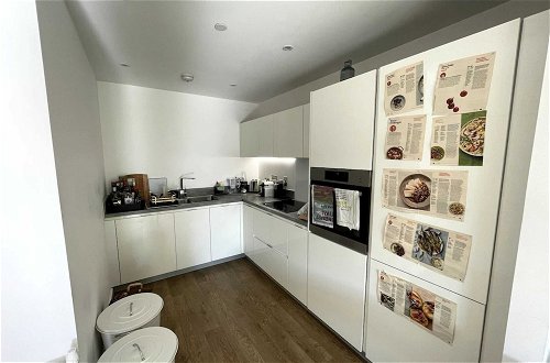 Photo 3 - Stylish 1 Bedroom Apartment in Poplar With a Shared Gym