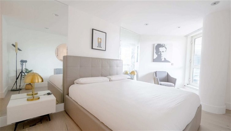 Photo 1 - Central 2BD Flat w/ River View Balcony - Vauxhall