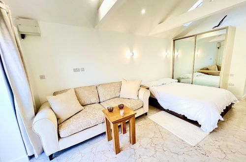 Photo 3 - Stunning 1-bed Studio in Greenford