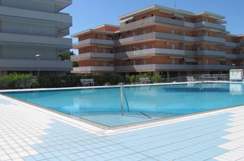 Photo 12 - vibrant Apartment in a Pool Paradise