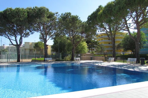 Photo 11 - Vibrant Apartment in a Pool Paradise