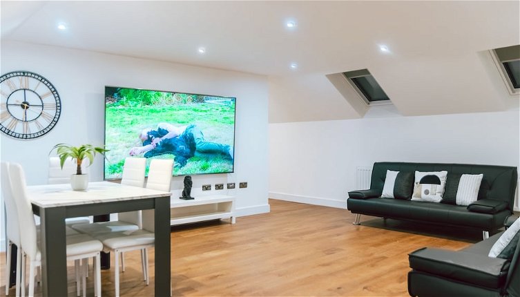 Photo 1 - Remarkable, Penthouse - 3-bed Apartment in Purley