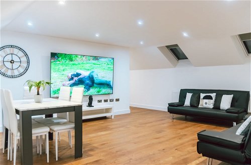 Photo 1 - Remarkable, Penthouse - 3-bed Apartment in Purley