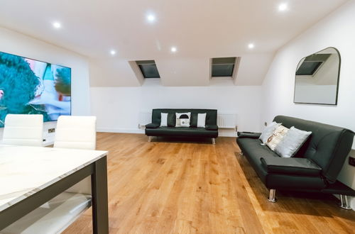 Photo 13 - Remarkable, Penthouse - 3-bed Apartment in Purley