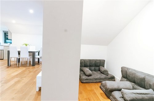 Photo 4 - Remarkable, Penthouse - 3-bed Apartment in Purley