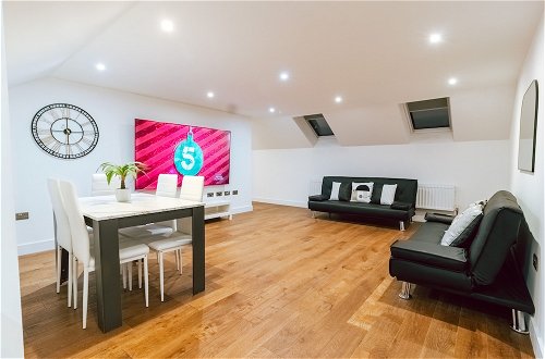 Photo 10 - Remarkable, Penthouse - 3-bed Apartment in Purley