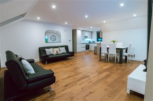 Photo 12 - Remarkable, Penthouse - 3-bed Apartment in Purley