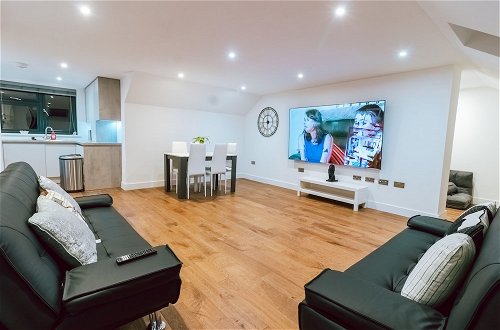 Photo 5 - Remarkable, Penthouse - 3-bed Apartment in Purley