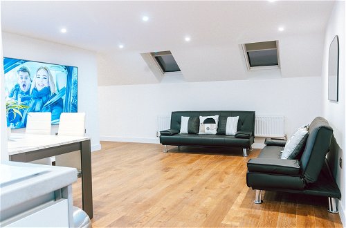 Foto 11 - Remarkable, Penthouse - 3-bed Apartment in Purley