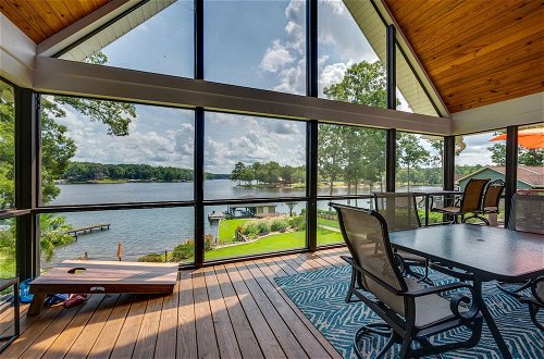 Foto 6 - Luxe Lake Sinclair Living: Private Dock and Beach
