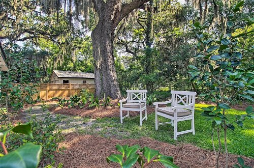 Foto 12 - Elegant Savannah Hideaway w/ Private Garden