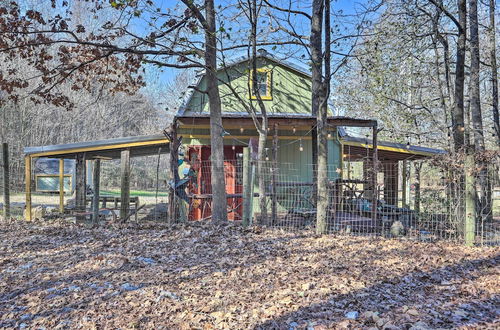 Foto 4 - Georgia Farm Vacation Rental Cabin ~ 12 Mi to Rome