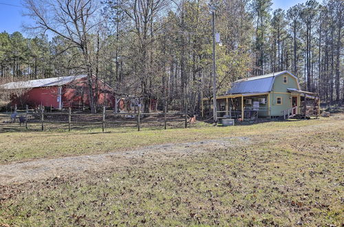 Foto 11 - Georgia Farm Vacation Rental Cabin ~ 12 Mi to Rome