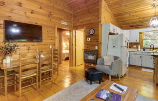 Foto 3 - Charming Blue Ridge Cabin w/ Game Room & Hot Tub