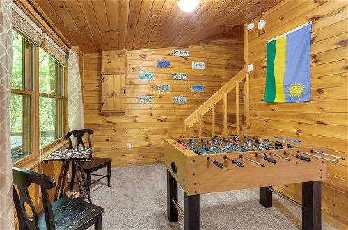 Foto 7 - Charming Blue Ridge Cabin w/ Game Room & Hot Tub