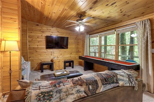 Foto 21 - Charming Blue Ridge Cabin w/ Game Room & Hot Tub
