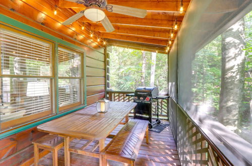 Foto 22 - Charming Blue Ridge Cabin w/ Game Room & Hot Tub