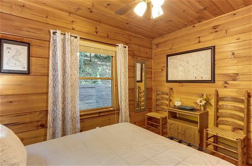 Foto 11 - Charming Blue Ridge Cabin w/ Game Room & Hot Tub