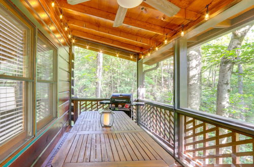 Foto 34 - Charming Blue Ridge Cabin w/ Game Room & Hot Tub