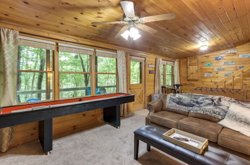 Foto 6 - Charming Blue Ridge Cabin w/ Game Room & Hot Tub