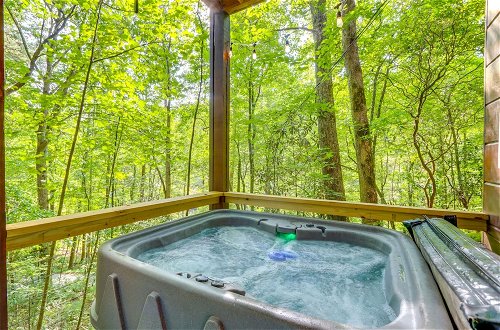 Foto 18 - Charming Blue Ridge Cabin w/ Game Room & Hot Tub