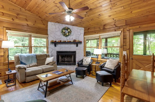 Foto 28 - Charming Blue Ridge Cabin w/ Game Room & Hot Tub