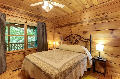 Foto 9 - Charming Blue Ridge Cabin w/ Game Room & Hot Tub