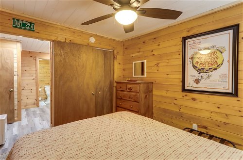 Photo 8 - Charming Blue Ridge Cabin w/ Game Room & Hot Tub