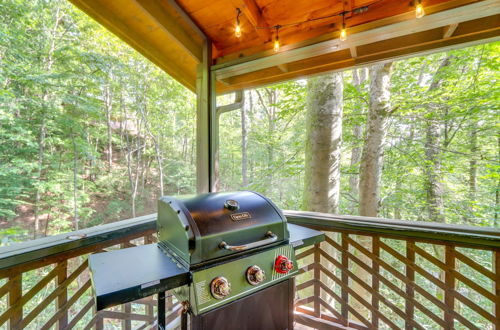 Foto 26 - Charming Blue Ridge Cabin w/ Game Room & Hot Tub