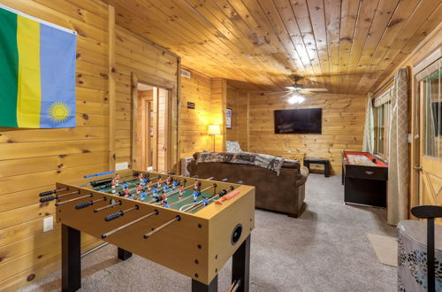 Foto 27 - Charming Blue Ridge Cabin w/ Game Room & Hot Tub