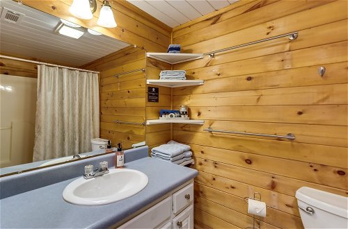 Photo 23 - Charming Blue Ridge Cabin w/ Game Room & Hot Tub