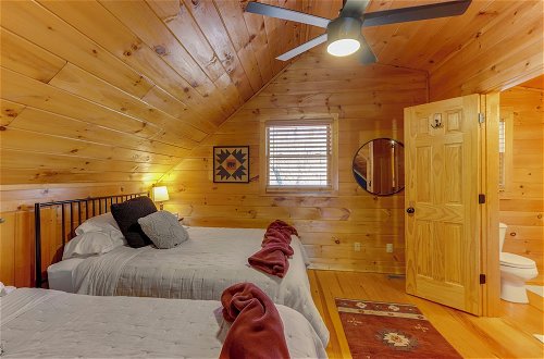 Foto 26 - Blue Ridge Cabin: Hot Tub, Fire Pit & Grill