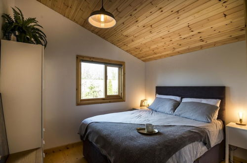 Photo 4 - Fern Lodge - 2 Bedroom Log Cabin - Saint Florence - Tenby