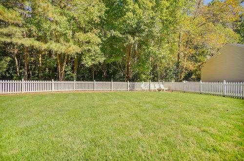 Foto 15 - Spacious Smithfield Home w/ Screened Porch & Yard