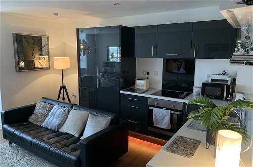 Photo 5 - Stunning two bed City Center Apartment