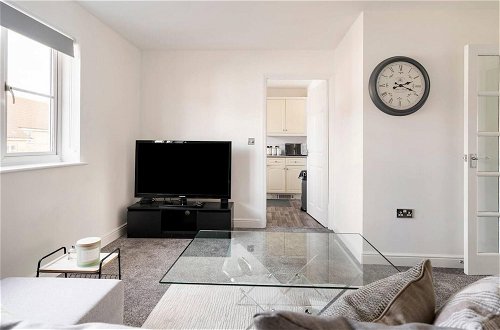 Foto 10 - Immaculate 2-bed Apartment in Welwyn Garden City