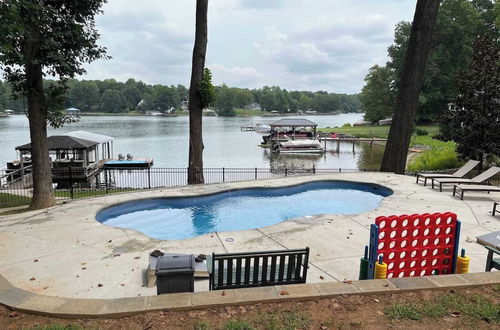 Photo 45 - Lucky's Lake House by Avantstay Private Lake Bar