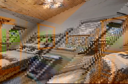 Foto 6 - Rustic Cabin in Woods w/ Hot Tub & Games!