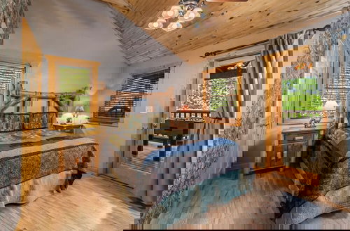 Foto 9 - Rustic Cabin in Woods w/ Hot Tub & Games!