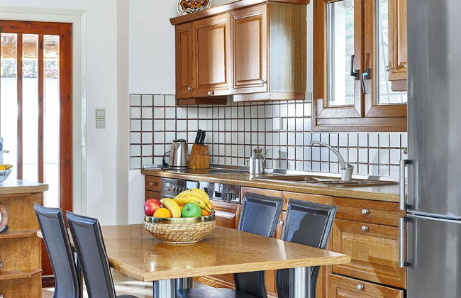Fantastic Holiday Home in Karteros With Pool - Photo 9