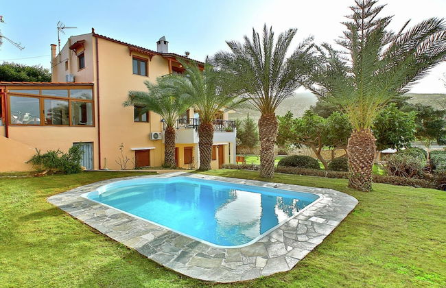 Fantastic Holiday Home in Karteros With Pool - Photo 1