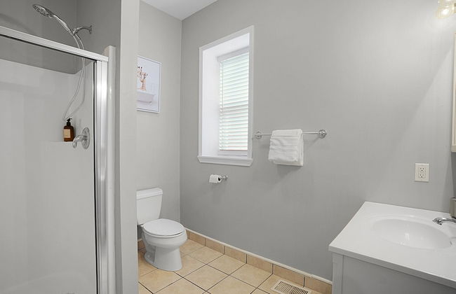 Spacious 3-Bedroom with King Bed - Foto 14