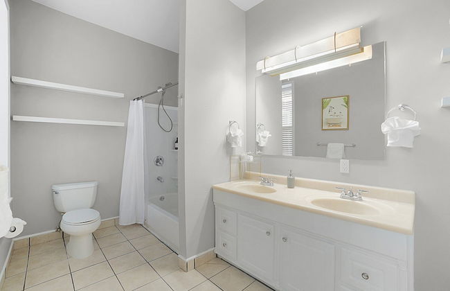 Spacious 3-Bedroom with King Bed - Foto 13